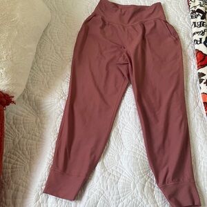 Smooth athletic leggings with pockets from Old Navy.